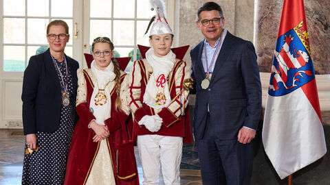 Ministerpräsident Boris Rhein und seine Frau Tanja Raab-Rhein empfangen im Schloss Biebrich in Wiesbaden das Frankfurter Kinderprinzenpaar Prinz Tobi I. und Prinzessin Pia I. vom Großen Rat der Karnevalvereine Frankfurt am Main e.V.; Tobi und Pia Pflüger Ministerpräsident Boris Rhein und seine Frau Tanja Raab-Rhein empfangen im Schloss Biebrich in Wiesbaden das Frankfurter Kinderprinzenpaar Prinz Tobi I. und Prinzessin Pia I. vom Großen Rat der Karnevalvereine Frankfurt am Main e.V.; Tobi und Pia Pflüger