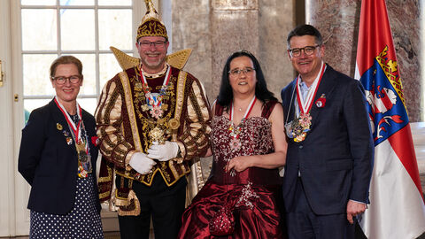 Ministerpräsident Boris Rhein und seine Frau Tanja Raab-Rhein empfangen im Schloss Biebrich in Wiesbaden Prinz Michael I. und Prinzessin Nadine I. vom Karnevalistischen Freundeskreis Kaufungen e.V.; Michael und Nadine Reffke  Ministerpräsident Boris Rhein und seine Frau Tanja Raab-Rhein empfangen im Schloss Biebrich in Wiesbaden Prinz Michael I. und Prinzessin Nadine I. vom Karnevalistischen Freundeskreis Kaufungen e.V.; Michael und Nadine Reffke