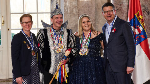 Ministerpräsident Boris Rhein und seine Frau Tanja Raab-Rhein empfangen im Schloss Biebrich in Wiesbaden Prinzessin Nicole II. und Prinz Uwe III. von der Großenritter Carnevals-Gemeinschaft 1949 e.V.; Nicole und Uwe Neudert Ministerpräsident Boris Rhein und seine Frau Tanja Raab-Rhein empfangen im Schloss Biebrich in Wiesbaden Prinzessin Nicole II. und Prinz Uwe III. von der Großenritter Carnevals-Gemeinschaft 1949 e.V.; Nicole und Uwe Neudert