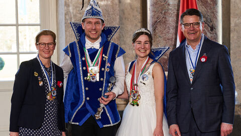 Ministerpräsident Boris Rhein und seine Frau Tanja Raab-Rhein empfangen im Schloss Biebrich Prinzessin Lisa I. und Prinz Michael II. vom Karnevalsverein Hessisch Lichtenau 2002 e.V.; Lisa Kistner, Michael Oehl Ministerpräsident Boris Rhein und seine Frau Tanja Raab-Rhein empfangen im Schloss Biebrich Prinzessin Lisa I. und Prinz Michael II. vom Karnevalsverein Hessisch Lichtenau 2002 e.V.; Lisa Kistner, Michael Oehl