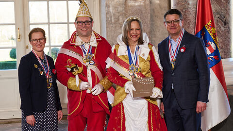 Ministerpräsident Boris Rhein und seine Frau Tanja Raab-Rhein empfangen im Schloss Biebrich in Wiesbaden Prinzessin Silke I. und Prinz Jörg II. vom Escheröder Carnevals Verein e.V.; Silke und Jörg Kuri. Ministerpräsident Boris Rhein und seine Frau Tanja Raab-Rhein empfangen im Schloss Biebrich in Wiesbaden Prinzessin Silke I. und Prinz Jörg II. vom Escheröder Carnevals Verein e.V.; Silke und Jörg Kuri.