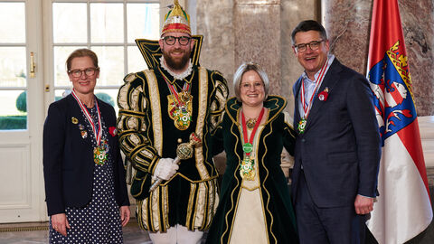 Ministerpräsident Boris Rhein und seine Frau Tanja Raab-Rhein empfangen im Schloss Biebrich in Wiesbaden Prinz Dominik I. und Prinzessin Franzi I. von der Turngemeinde 08 Ober-Roden e.V.; Dominik und Franziska Rebel. Ministerpräsident Boris Rhein und seine Frau Tanja Raab-Rhein empfangen im Schloss Biebrich in Wiesbaden Prinz Dominik I. und Prinzessin Franzi I. von der Turngemeinde 08 Ober-Roden e.V.; Dominik und Franziska Rebel.