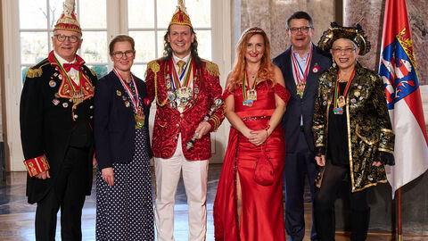 Ministerpräsident Boris Rhein und seine Frau Tanja Raab-Rhein empfangen im Schloss Biebrich in Wiesbaden Prinz Marcus I. und Prinzessin Nicole I. mit Hofdame Sigrid I. und Obersthofmarschall Michael I. vom Festkomitee Carneval in den Kath. Kirchengemeinden e.V. Stadtallendorf, Marcus Licher, Nicole Kremer, Sigrid Zimmermann-Mielke und Michael Feldpausch.  Ministerpräsident Boris Rhein und seine Frau Tanja Raab-Rhein empfangen im Schloss Biebrich in Wiesbaden Prinz Marcus I. und Prinzessin Nicole I. mit Hofdame Sigrid I. und Obersthofmarschall Michael I. vom Festkomitee Carneval in den Kath. Kirchengemeinden e.V. Stadtallendorf, Marcus Licher, Nicole Kremer, Sigrid Zimmermann-Mielke und Michael Feldpausch.