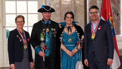Ministerpräsident Boris Rhein und seine Frau Tanja Raab-Rhein empfangen im Schloss Biebrich in Wiesbaden Prinz Sven I. und Prinzessin Tanja III. vom TSV Freienseen; Sven Bleifuß und Tanja Bleifuß. Ministerpräsident Boris Rhein und seine Frau Tanja Raab-Rhein empfangen im Schloss Biebrich in Wiesbaden Prinz Sven I. und Prinzessin Tanja III. vom TSV Freienseen; Sven Bleifuß und Tanja Bleifuß.