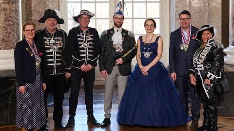 Ministerpräsident Boris Rhein und seine Frau Tanja Raab-Rhein empfangen im Schloss Biebrich in Wiesbaden Prinz Michael der II. und Prinzessin Sabrina die I. mit den Pagen Stefan und Jens sowie Pagin Louisa vom TSV Wohratal 1911 e.V.; Michael und Sabrina Hirschberg, Stefan Gilsebach, Jens Ratz, Louisa Brixel Ministerpräsident Boris Rhein und seine Frau Tanja Raab-Rhein empfangen im Schloss Biebrich in Wiesbaden Prinz Michael der II. und Prinzessin Sabrina die I. mit den Pagen Stefan und Jens sowie Pagin Louisa vom TSV Wohratal 1911 e.V.; Michael und Sabrina Hirschberg, Stefan Gilsebach, Jens Ratz, Louisa Brixel
