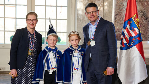 Ministerpräsident Boris Rhein und seine Frau Tanja Raab-Rhein empfangen im Schloss Biebrich in Wiesbaden Prinzessin Greta I. und Prinz Mads I.vom FCC „Die Niddageister" Florstadt e.V.; Greta Anna Nolte, Mads Henri May Ministerpräsident Boris Rhein und seine Frau Tanja Raab-Rhein empfangen im Schloss Biebrich in Wiesbaden Prinzessin Greta I. und Prinz Mads I.vom FCC „Die Niddageister" Florstadt e.V.; Greta Anna Nolte, Mads Henri May
