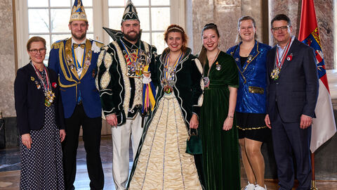 Ministerpräsident Boris Rhein und seine Frau Tanja Raab-Rhein empfangen im Schloss Biebrich in Wiesbaden Prinzessin Laura I. und Prinz Philipp I. aus dem Hause Berg mit Hofdame Katharina, Hofmarschall Christoph und Zofe Marie vom Carnevalverein Babenhausen e.V.; Laura und Philipp Berg, Katharina Becker; Christoph und Marie Pöschl.  Ministerpräsident Boris Rhein und seine Frau Tanja Raab-Rhein empfangen im Schloss Biebrich in Wiesbaden Prinzessin Laura I. und Prinz Philipp I. aus dem Hause Berg mit Hofdame Katharina, Hofmarschall Christoph und Zofe Marie vom Carnevalverein Babenhausen e.V.; Laura und Philipp Berg, Katharina Becker; Christoph und Marie Pöschl.