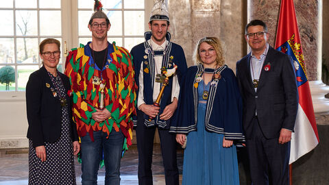 Ministerpräsident Boris Rhein und seine Frau Tanja Raab-Rhein empfangen im Schloss Biebrich in Wiesbaden Prinzessin Jessi I. und Prinz Yves I. mit Gockel Sascha vom Karnevalverein Kikiriki e.V. 1901 Freiensteinau; Jessica und Yves Wenger, Sascha Vogel.  Ministerpräsident Boris Rhein und seine Frau Tanja Raab-Rhein empfangen im Schloss Biebrich in Wiesbaden Prinzessin Jessi I. und Prinz Yves I. mit Gockel Sascha vom Karnevalverein Kikiriki e.V. 1901 Freiensteinau; Jessica und Yves Wenger, Sascha Vogel.