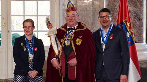 Ministerpräsident Boris Rhein und seine Frau Tanja Raab-Rhein empfangen im Schloss Biebrich in Wiesbaden Jochen I. „besenschwingender Fürst aus dem Herzogtum der Derngemer Waldsiedlung und geliebter Herrscher über Garten und Gewässer“ vom Karnevalszug-Verein Maintal e.V.; Jochen Pospiech Ministerpräsident Boris Rhein und seine Frau Tanja Raab-Rhein empfangen im Schloss Biebrich in Wiesbaden Jochen I. „besenschwingender Fürst aus dem Herzogtum der Derngemer Waldsiedlung und geliebter Herrscher über Garten und Gewässer“ vom Karnevalszug-Verein Maintal e.V.; Jochen Pospiech