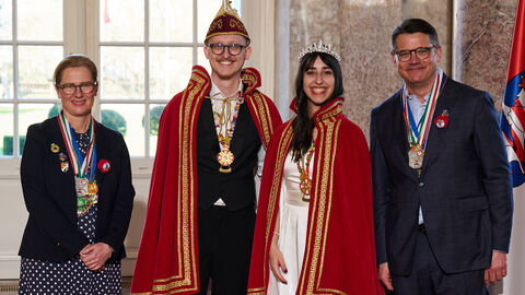 Ministerpräsident Boris Rhein und seine Frau Tanja Raab-Rhein empfangen im Schloss Biebrich in Wiesbaden Prinz Fabian I. und Prinzessin Jacky I. von der Freien Turnerschaft Wachenbuchen 1924 e.V., Karnevalsabt. "Rot-Weiß" ; Fabian Hude, Jacky Brühmann Ministerpräsident Boris Rhein und seine Frau Tanja Raab-Rhein empfangen im Schloss Biebrich in Wiesbaden Prinz Fabian I. und Prinzessin Jacky I. von der Freien Turnerschaft Wachenbuchen 1924 e.V., Karnevalsabt. "Rot-Weiß" ; Fabian Hude, Jacky Brühmann