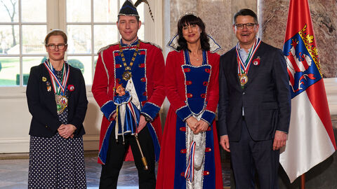Ministerpräsident Boris Rhein und seine Frau Tanja Raab-Rhein empfangen im Schloss Biebrich in Wiesbaden Prinz Alexander I. und Prinzessin  Andrea I. von der Karnevalistischen Vereinigung Grünberg 1927 e.V.; Alexander und Andrea Strauch Ministerpräsident Boris Rhein und seine Frau Tanja Raab-Rhein empfangen im Schloss Biebrich in Wiesbaden Prinz Alexander I. und Prinzessin  Andrea I. von der Karnevalistischen Vereinigung Grünberg 1927 e.V.; Alexander und Andrea Strauch