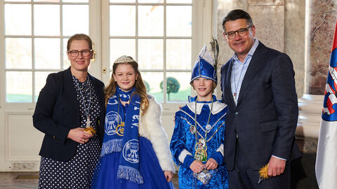 Ministerpräsident Boris Rhein und seine Frau Tanja Raab-Rhein empfangen im Schloss Biebrich in Wiesbaden Prinz Kinderprinzessin Viana I. und Kinderprinz Tom I. vom Carnevalverein „Die Schlüsselrappler" 71 e.V.; Viana Wilhelm, Tom Lehmann Ministerpräsident Boris Rhein und seine Frau Tanja Raab-Rhein empfangen im Schloss Biebrich in Wiesbaden Prinz Kinderprinzessin Viana I. und Kinderprinz Tom I. vom Carnevalverein „Die Schlüsselrappler" 71 e.V.; Viana Wilhelm, Tom Lehmann