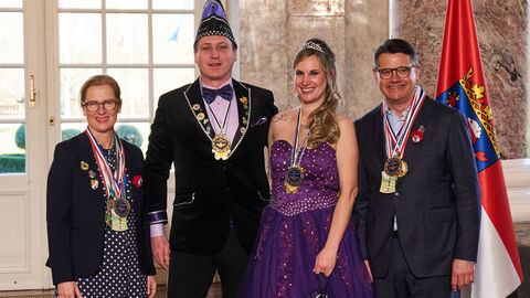 Ministerpräsident Boris Rhein und seine Frau Tanja Raab-Rhein empfangen im Schloss Biebrich in Wiesbaden Prinz Manuel I. und Prinzessin Katharina I. von Knuts-Hut-Club e.V.; Manuel Borgerding, Katharina Künstler Ministerpräsident Boris Rhein und seine Frau Tanja Raab-Rhein empfangen im Schloss Biebrich in Wiesbaden Prinz Manuel I. und Prinzessin Katharina I. von Knuts-Hut-Club e.V.; Manuel Borgerding, Katharina Künstler