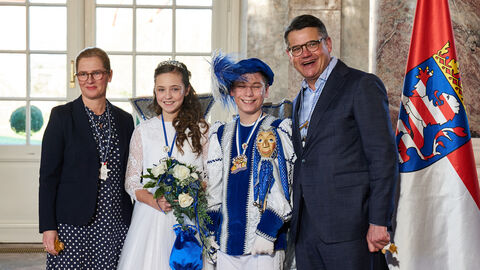 Ministerpräsident Boris Rhein und seine Frau Tanja Raab-Rhein empfangen im Schloss Biebrich in Wiesbaden Prinzessin Letizia I. und Prinz Lukas I. von der Karnevalsabteilung der Turngesellschaft Seligenstadt 1895 e.V.; Letizia Winter und Lukas Börner Ministerpräsident Boris Rhein und seine Frau Tanja Raab-Rhein empfangen im Schloss Biebrich in Wiesbaden Prinzessin Letizia I. und Prinz Lukas I. von der Karnevalsabteilung der Turngesellschaft Seligenstadt 1895 e.V.; Letizia Winter und Lukas Börner