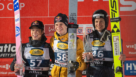 Weltcup-Skispringen in Willingen Andreas Wellinger, Ryoyu Kobayashi und Gregor Deschwanden stehen auf Siegertreppe mit Ski