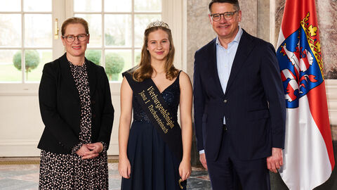 Ministerpräsident Boris Rhein empfängt gemeinsam mit seiner Frau Tanja Raab-Rhein Vierburgenkönigin Jana I. aus Neckarsteinach im Wiesbadener Schloss Biebrich; Jana Kollerer. 