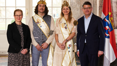 Ministerpräsident Boris Rhein empfängt gemeinsam mit seiner Frau Tanja Raab-Rhein das 71. Bundesäppelwoikönigspaar Bibi I. und Fabio I. aus Hanau im Wiesbadener Schloss Biebrich; Bianca Hejl und Fabio Birkenfeld.