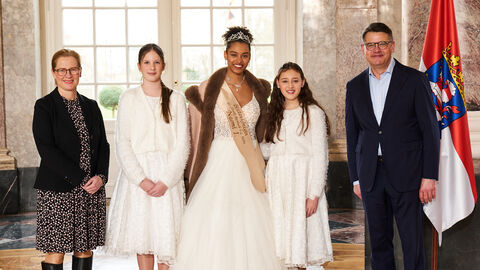 Ministerpräsident Boris Rhein empfängt gemeinsam mit seiner Frau Tanja Raab-Rhein die Rosbacher Blütenkönigin Naomi I. und die Blütenkinder Cécilia und Milla im Wiesbadener Schloss Biebrich; Naomi Diémé, Cecilia Tomé und Milla Weikert.