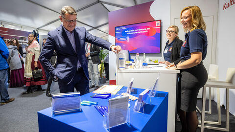 Ministerpräsident Rhein besucht den Stand des Kultusministeriums Ministerpräsident Rhein besucht den Stand des Kultusministeriums.