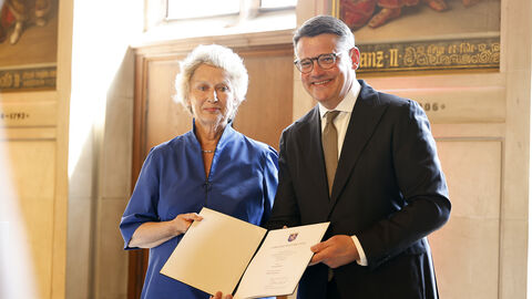 Petra Roth und Ministerpräsident Boris Rhein Petra Roth und Ministerpräsident Boris Rhein stehen nebeneinander und halten ihre Auszeichnung hoch.
