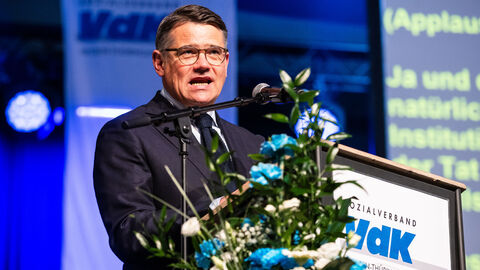 Ministerpräsident Boris Rhein spricht vor einem großen Publikum.