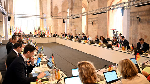 Mehrere Menschen besprechen sich in einer großen Runde