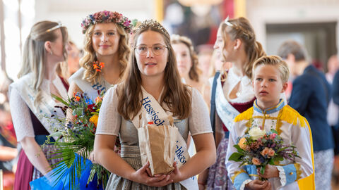 Eine Gruppe junger Vertreterinnen und Vertreter regionaler Erzeugnisse.