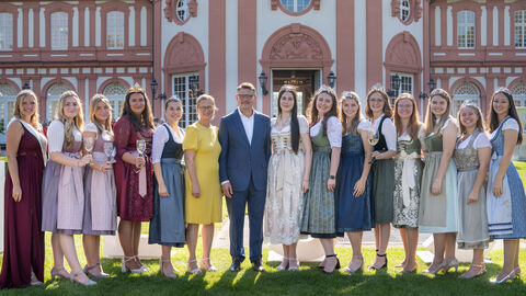 Boris Rhein mit Hessischen Hoheiten vor dem Schloss Biebrich. Boris Rhein steht mit den Hessischen Hoheiten vor dem Schloss Biebrich.