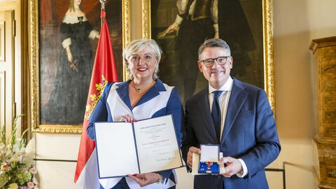 Ministerpräsident Boris Rhein mit Bettina Schmitt bei der Auszeichnung. Ministerpräsident Boris Rhein überreicht Bettina Schmitt das Verdienstkreuz am Bande.