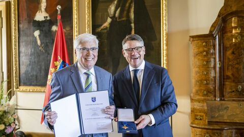 Ministerpräsident Boris Rhein mit Rainer Klett bei der Auszeichnung. Ministerpräsident Boris Rhein überreicht Rainer Klett das Verdienstkreuz am Bande.