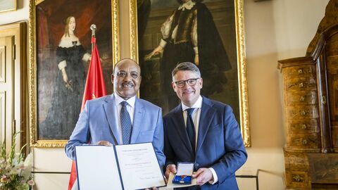 Ministerpräsident Boris Rhein mit Salomon Assefa bei der Auszeichnung. Ministerpräsident Boris Rhein überreicht Salomon Assefa das Verdienstkreuz am Bande.