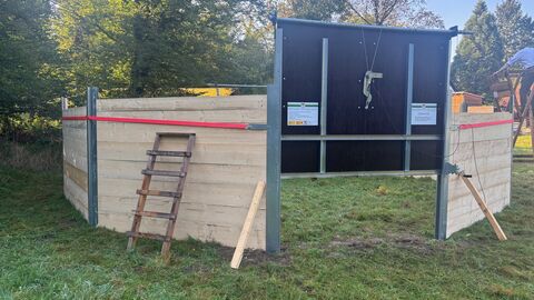 Saufang von außen - halbrunder Holzaufbau auf einer Wiese