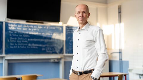 Armin Schwarz, Hessischer Minister für Kultus, Bildung und Chancen Ein Mann steht vor einer Schultafel.