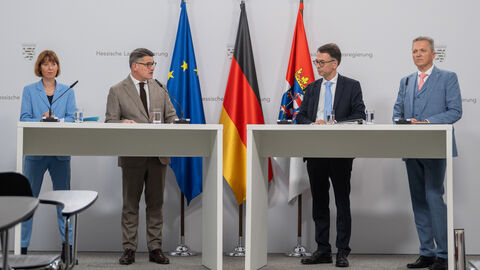 Pressestatements zum Frauensicherheitspaket Ministerpräsident Boris Rhein (2.v.l.) stellt das Frauensicherheitspaket der Landesregierung gemeinsam mit Justizminister Christian Heinz (2.v.r.), Frauenministerin Heike Hofmann (links) und Innenstaatssekretär Martin Rößler (rechts) vor.