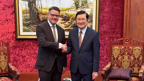 Ministerpräsident Boris Rhein (links) bei seinem Treffen mit dem ehemaligen vietnamesischen Staatspräsidenten Truong Tan Sang Ministerpräsident Boris Rhein (links) schüttelt bei ihrem Treffen dem ehemaligen vietnamesischen Staatspräsidenten Truong Tan Sang (rechts) die Hand.