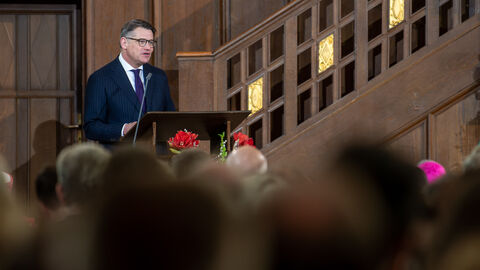 Ministerpräsident Boris Rhein spricht beim Festgottesdienst zum Wechsel an der Spitze der EKHN Ministerpräsident Boris Rhein spricht beim Festgottesdienst zum Wechsel an der Spitze der EKHN.