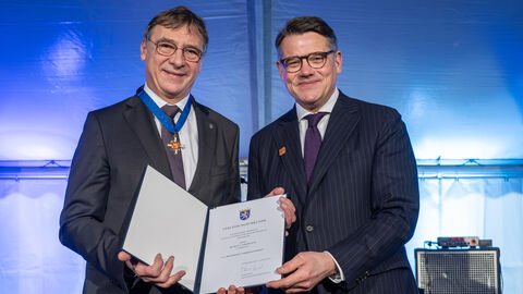 Ministerpräsident Boris Rhein verleiht dem gebürtigen Schlitzer Volker Jung für sein Wirken den Hessischen Verdienstorden Ministerpräsident Boris Rhein (rechts) verleiht dem gebürtigen Schlitzer Dr. Dr. h.c. Volker Jung (links) für sein Wirken den Hessischen Verdienstorden.