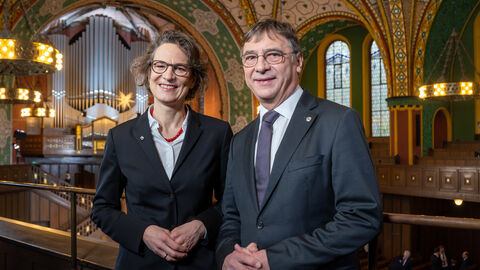 Wechsel an der Spitze der EKHN: Die neue Kirchenpräsidentin Christiane Tietz folgt auf Volker Jung. Wechsel an der Spitze der EKHN: Die neue Kirchenpräsidentin Christiane Tietz (links) folgt auf Volker Jung (rechts).