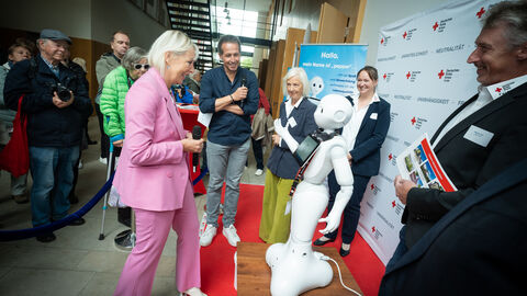Mit Pepper in Berlin: Digitalministerin Sinemus mit dem humanoiden Roboter Pepper am Tag der Deutschen Einheit in Berlin Digitalministerin Sinemus mit Roboter "pepper"