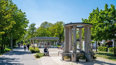 Der Sprudelbrunnen in Bad Vilbel Ein Brunnen in einem Park