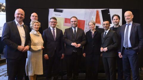 Neun Menschen, unter anderem Ministerpräsident Boris Rhein, Wissenschaftsminister Timon Gremmels, Kulturdezernentin Dr. Ina Hartwig und Frankfurts Oberbürgermeister Mike Josef, die die Pläne für den neuen Kulturcampus auf dem ehemaligen Universitätsgelände in Bockenheim vorstellen