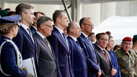 Feierliche Aufstellung Panzerbrigade 45 in Litauen Ministerpräsident Rhein, Bundeskanzler Merz, Verteidiungsminister Pistorius und weitere Personen stehen zusammen.
