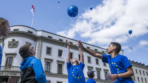 Tanzflashmob zu Europawochen 2023 in Wiesbaden Kinder lassen vor dem Landtag Luftballons mit einer Friedsbotschaft steigen