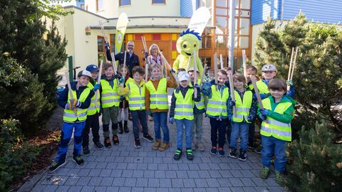 Sauberhafter Kindertag Kinder mit Warnwesten.