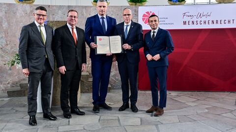 Ministerpräsident Boris Rhein gratuliert Dr. Vitali Klitschko zum Franz-Werfel-Menschenrechtspreis. Ministerpräsident Boris Rhein gratuliert Dr. Vitali Klitschko zum Franz-Werfel-Menschenrechtspreis.