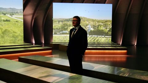 Besichtigung der Cité du Vin Ministerpräsident Boris Rhein bei der Besichtigung der Cité du Vin