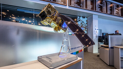 Modell des Sentinel-2C Modell eines Satelliten steht im Kontrollraum