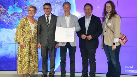 Übergabe Förderbescheid der Stiftung Flughafen Frankfurt/Main Ministerpräsident Rhein und die Vertreterinnen und Vertreter der geförderten Projekte bei der Bescheidübergabe