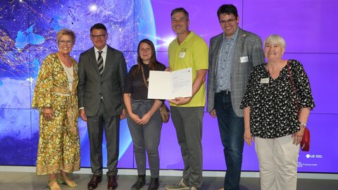 Gruppenbild: Ministerpräsident Rhein und die Vertreterinnen und Vertreter der geförderten Projekte bei der Bescheidübergabe