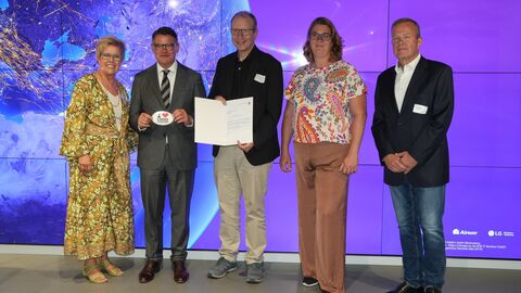 Übergabe Förderbescheid der Stiftung Flughafen Frankfurt/Main Gruppenbild: Ministerpräsident Rhein und die Vertreterinnen und Vertreter der geförderten Projekte bei der Bescheidübergabe